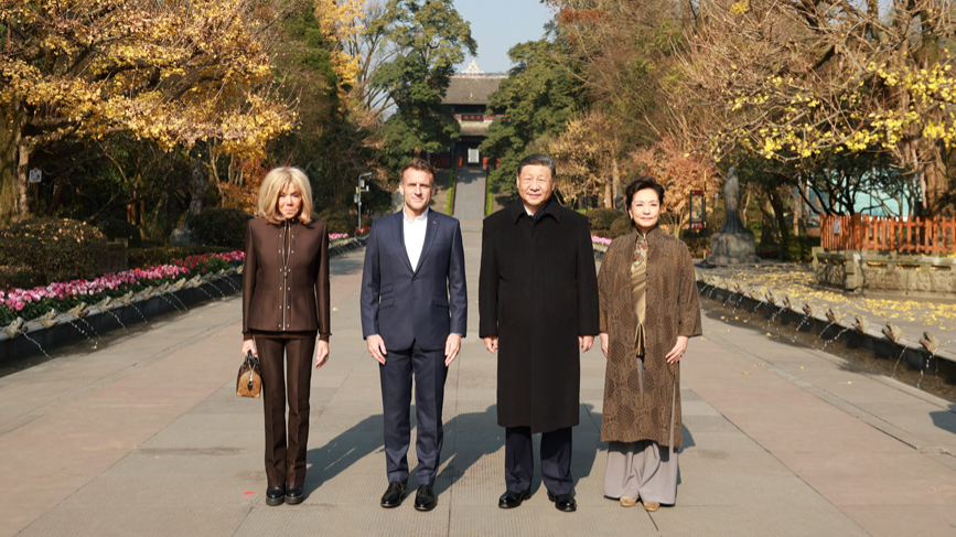 习近平同法国总统马克龙在成都进行友好交流