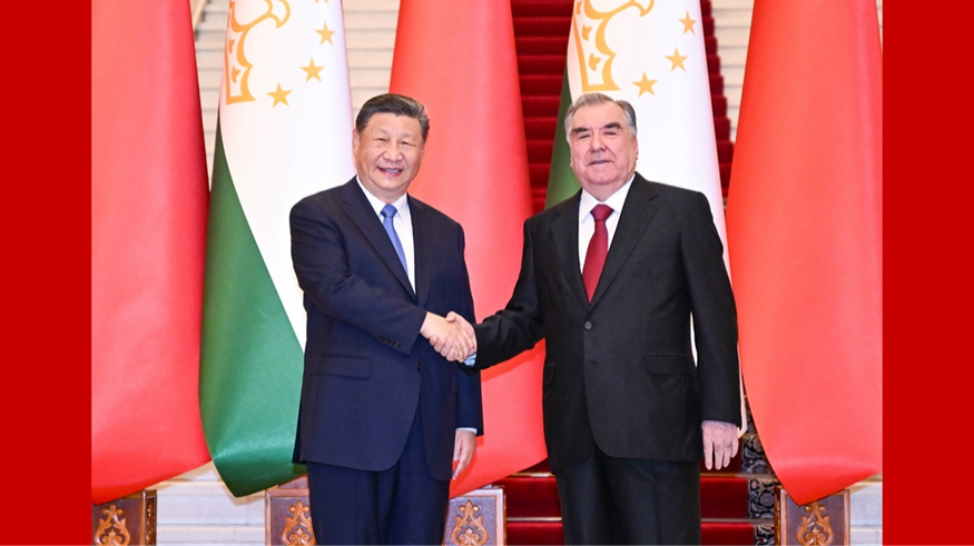 习近平同塔吉克斯坦总统拉赫蒙举行会谈